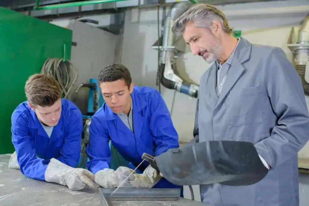 Comment devenir soudeur : Exigences essentielles, compétences et certifications