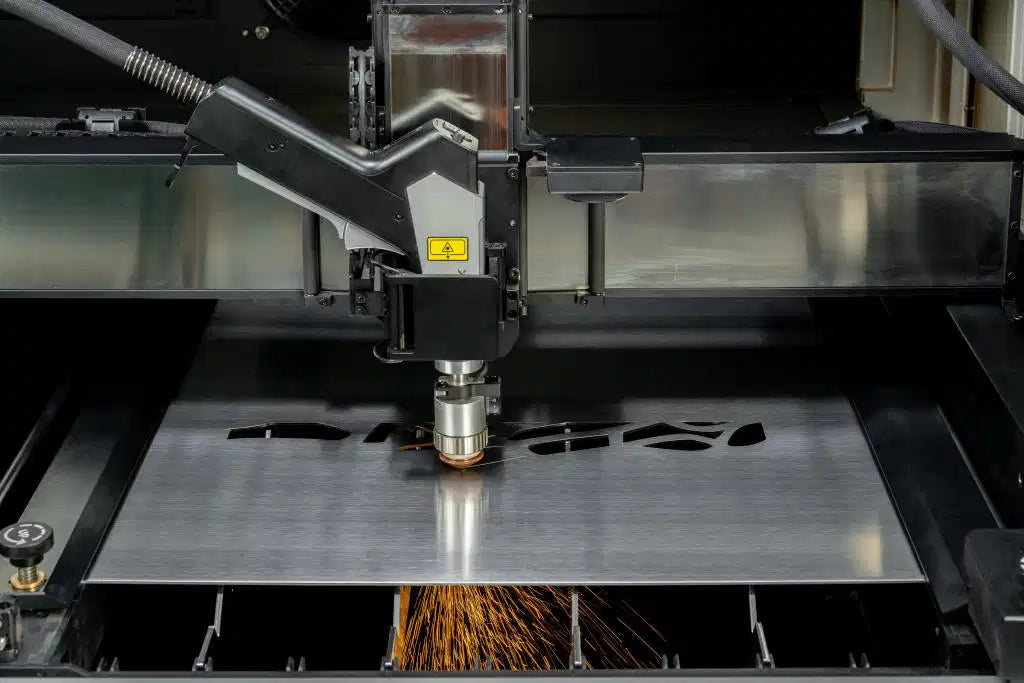 Comment fonctionne la découpe laser métal : Guide des technologies et applications